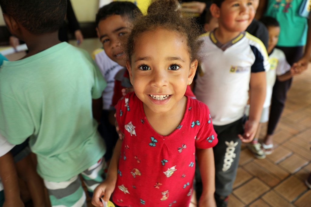 Niños haciendo fila para ser vacunados en Brasil.